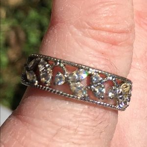 🔥FINAL PRICE - 🔥 SS Floral Eternity Band, size 8